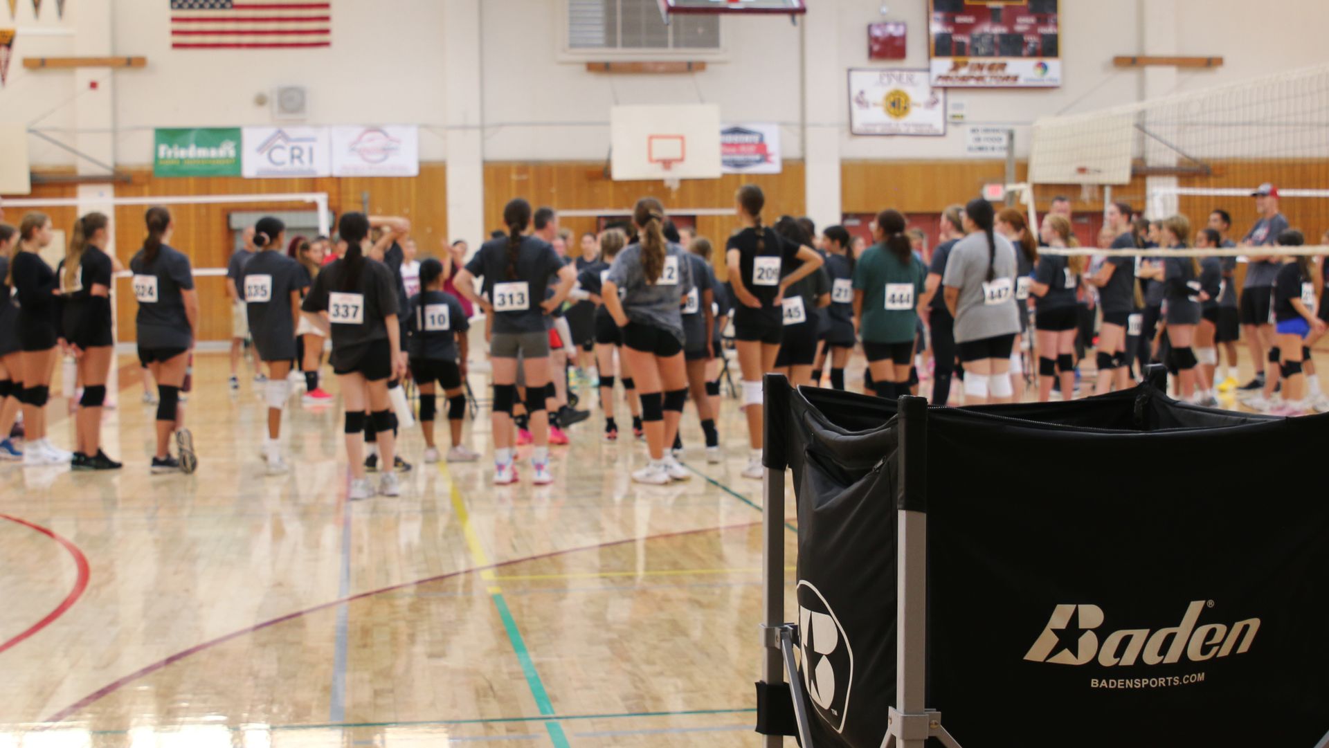 Jugadoras con números de prueba en la espalda reunidas en la cancha durante las pruebas de Aftershock